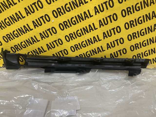Заглушка/ решітка протитуманних фар бампера переднього, ліва TK4950C21C Mazda