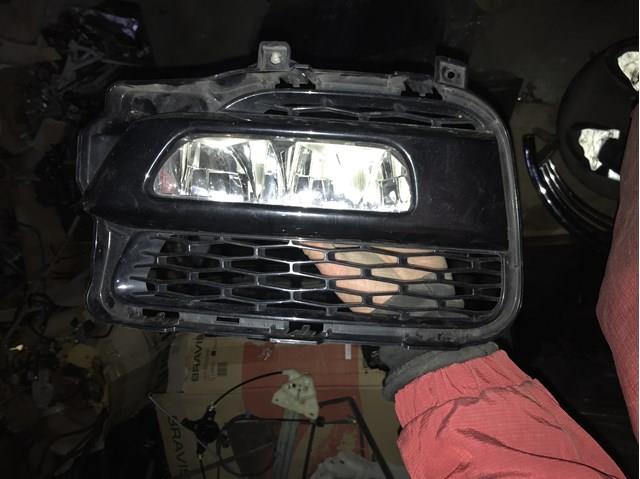 Заглушка/ решітка протитуманних фар бампера переднього, права DK6217K946AA Land Rover