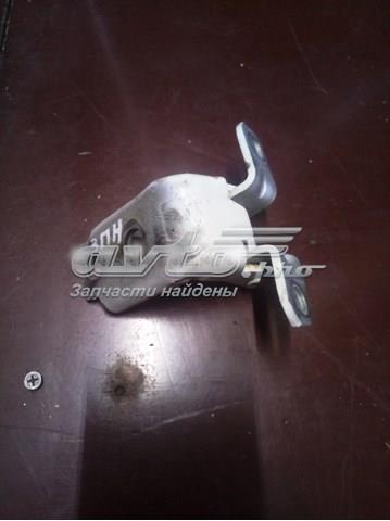 D46158210B Mazda Петля передніх дверей, лівою