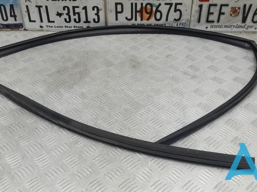 6814106100 Toyota Направляюча скла рамки двері, передньої правої