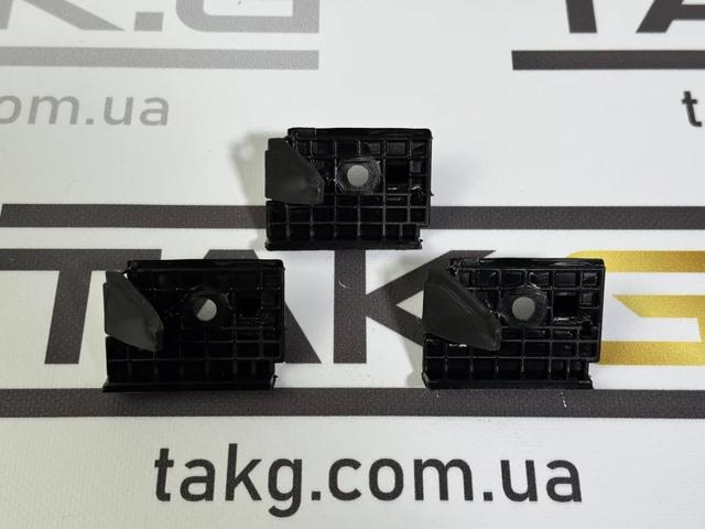 Купити 108417200F Tesla Кронштейн бампера переднього, правий
