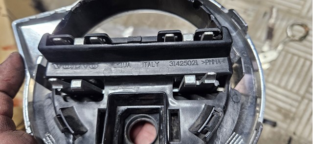 Емблема решітки радіатора 31425021 Volvo