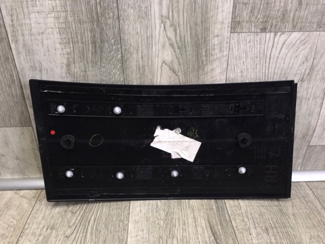 Молдинг передньої правої двері Land Rover LR116772 ціна, від 124.31 USD