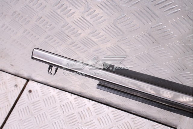 Купити GHK150660E Mazda Молдинг опускного скла нижній, двері задньої, правої