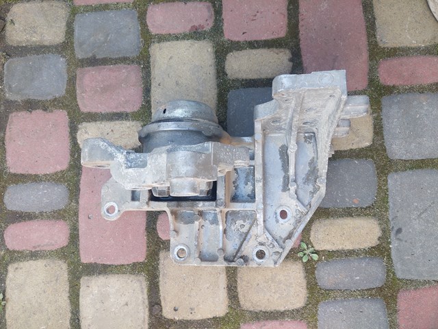 11220JG31B Nissan/Infiniti Ліва опора двигуна