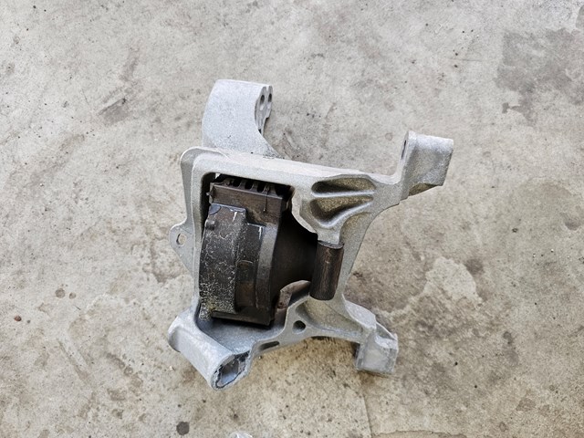 Подушка (опора) двигуна, права GJL139060 Mazda
