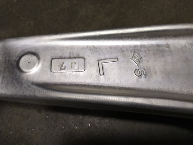 4013A584 Mitsubishi Важіль передньої підвіски нижній, правий