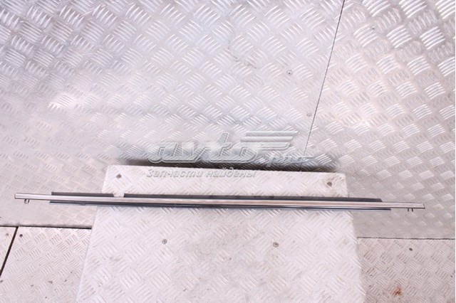 Молдинг опускного скла нижній, двері задньої, правої GHK150660E Mazda
