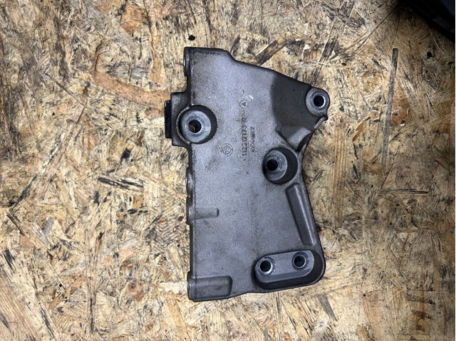 Купити 112317173R Nissan/Infiniti Кронштейн подушки (опори) двигуна, правої