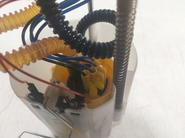 Купити 172021439R Renault (RVI) Насос занурювальний в баці
