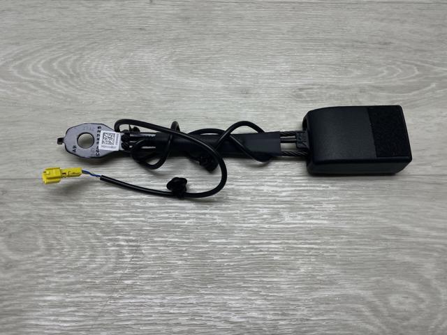 Важіль фіксатора ременя безпеки передній Mercedes A24786095039051