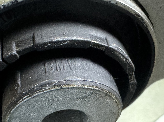 Важіль передньої підвіски нижній, правий BMW 31108095654 ціна, від 209.71 USD