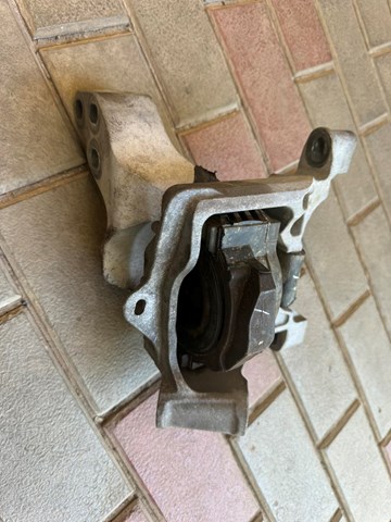 K15639060 Mazda Права подушка мотора