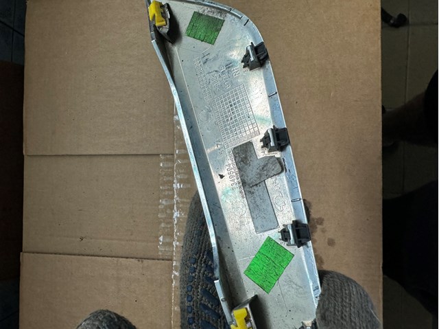 Накладка переднього правого крила BMW 51747349594 ціна, від 22.05 USD