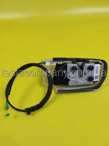 150067300A Tesla Замок двері правої передньої