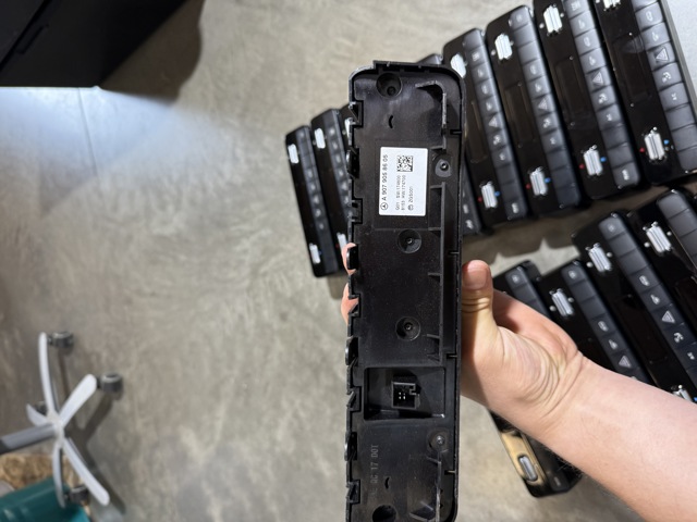 Кнопка включення аварійної сигналізації Mercedes A9079056006 ціна, від 193.55 USD