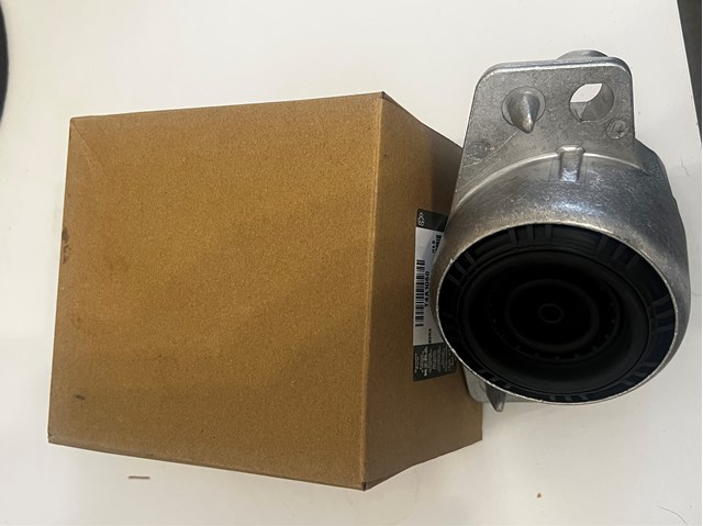 Кронштейн подушки (опори) двигуна, правої LR094225 Land Rover