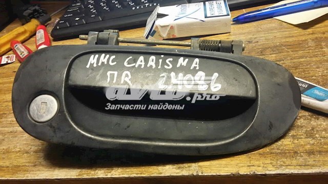 Ручка передньої двері зовнішня права Mitsubishi Carisma (DA) (Міцубісі Карізма)