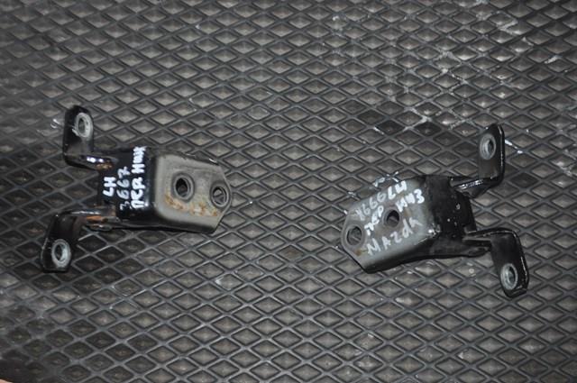 Купити D46158210B Mazda Петля водійських дверей