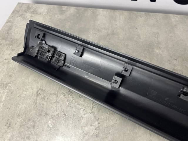 Молдинг передньої правої двері KB7W51RA0B Mazda