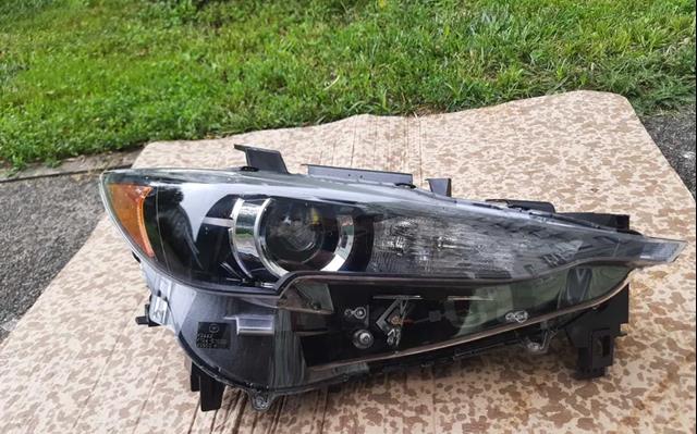 Купити KL2J51030 Mazda Права блок фара