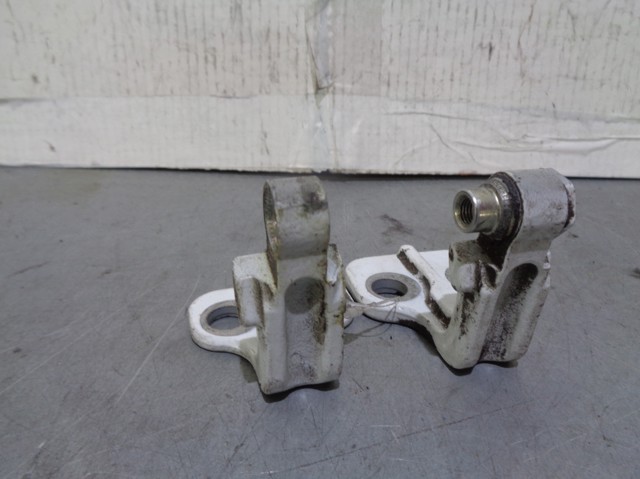 Купити LR027584 Land Rover Петля водійських дверей