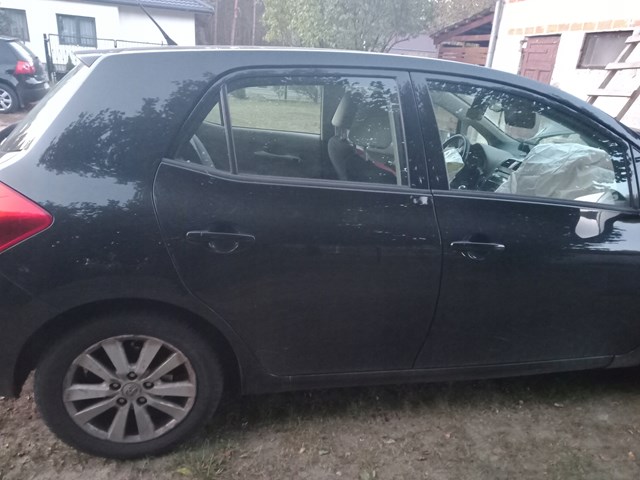 Пасажирські передні двері на Toyota Auris UKP E15