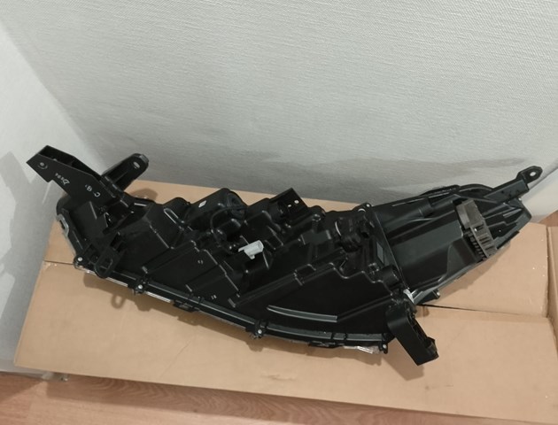 Купити 8111016840 Toyota Права блок фара