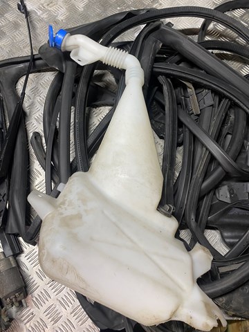100540000B Tesla Бачок склоомивача