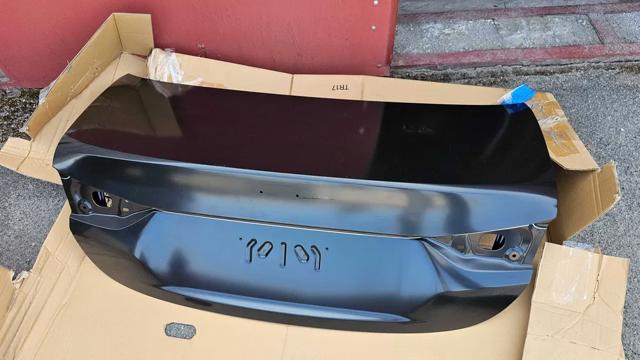 Кришка багажника GBY05261X Mazda