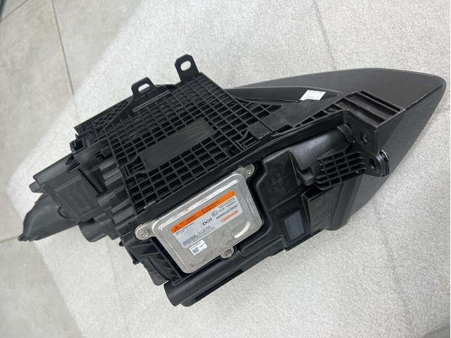 Фара правая Land Rover LR024264 ціна, від 430.76 USD