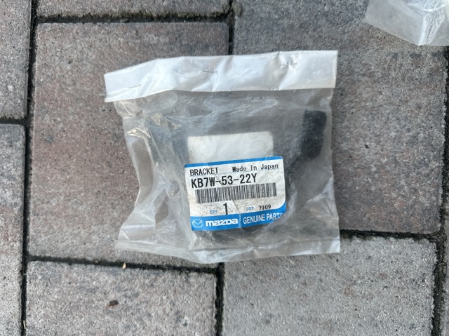 KB7W5322Y Mazda Кронштейн кріплення крила переднього правого, передній