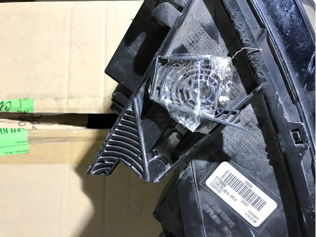68266650AE Chrysler Фара правая