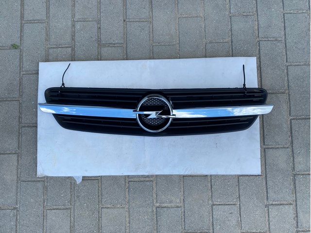 Решітка радіатора 13117843 General Motors