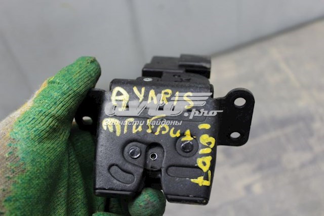 Замок п'ятих дверей на Toyota Yaris  SP90