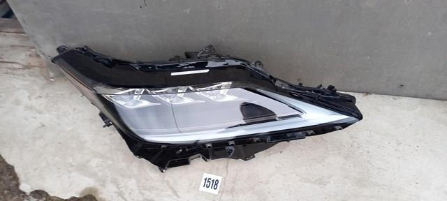 811100E590 Toyota Фара передня права