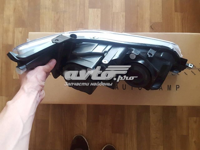 8117006B70 Toyota Фари