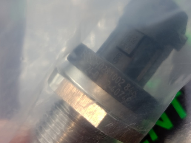 Купити 281002846 Bosch Датчик тиску палива
