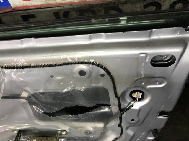 Пасажирські передні двері на Daihatsu Terios II J2