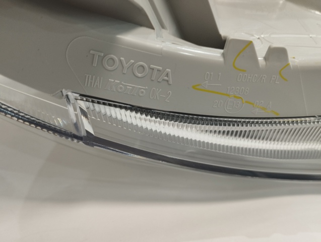 Купити 811100K190 Toyota Права блок фара
