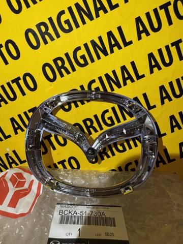 Фірмовий значок на кришку багажника Mazda BCKA51730A