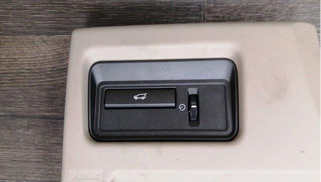  Land Rover LR025943