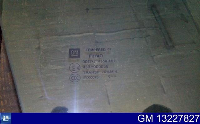 Скло передніх дверей, правою 13227827 General Motors