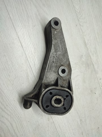 Кронштейн подушки (опори) двигуна, задньої General Motors 13117089