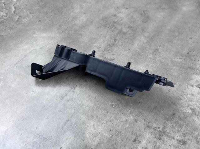 LR137781 Land Rover Кронштейн бампера переднього, правий