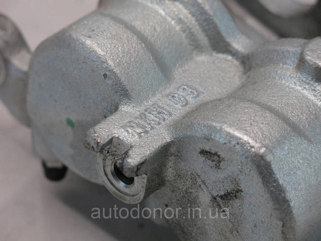 410015MT0A Nissan/Infiniti Супорт гальмівний передній правий