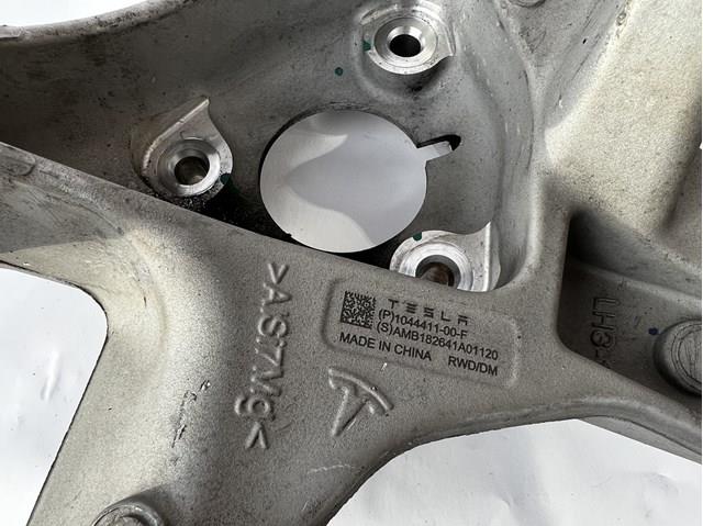 104441100F Tesla Цапфа поворотна ліва