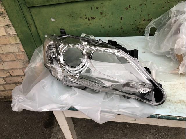 Фара передня права Toyota 8113033881