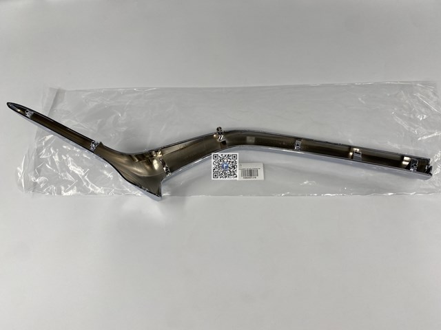 Молдинг решітки радіатора, правий Mazda KB8A507J1B