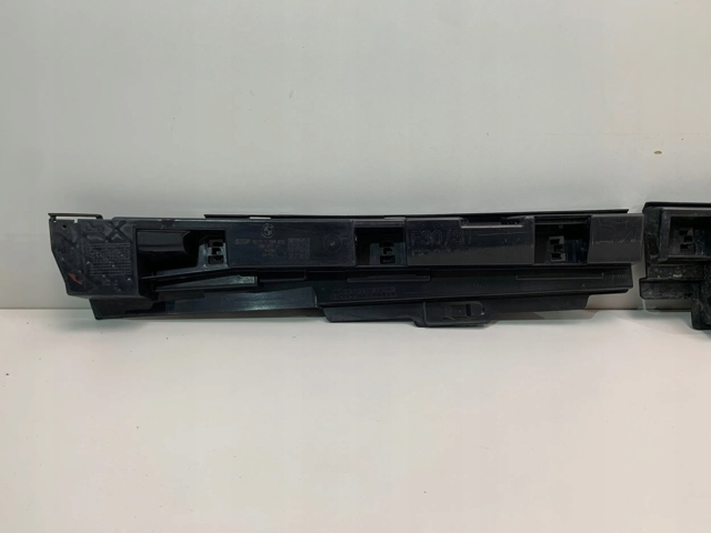 Купити 7256916 BMW Кронштейн зовнішньої накладки порога правого